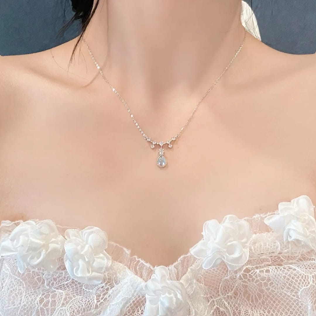 Silver Teardrop Moonstone Necklace