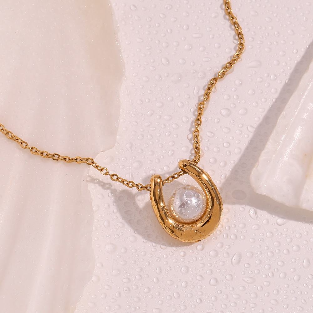 Horseshoe pearl necklace